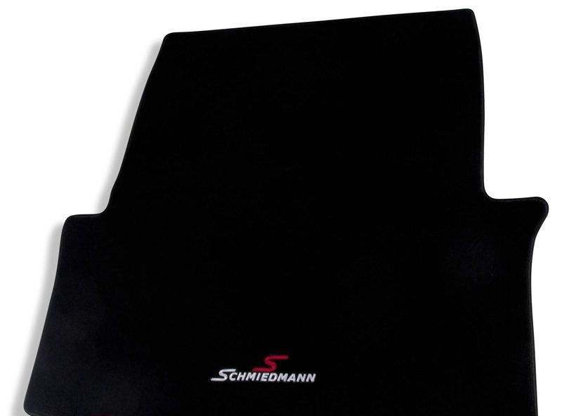 Bagagerumsmatta i svart tyg med Schmiedmann-logotyp SCMBMF30UT F30 F82 M4