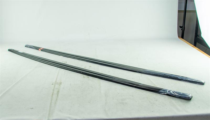 -DEMO- Maxton Design sidokjol addon set (L+R) högglans svart, för montering under original sidokjolar (Är deformerad och har 2 sprickor) SKF1011-MDDE